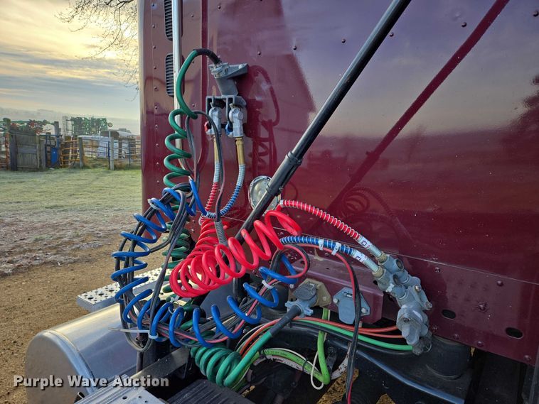 image for item DP8916 2006 Freightliner Columbia semi truck