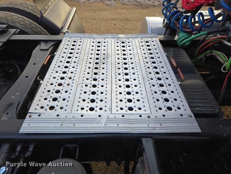 image for item DP8916 2006 Freightliner Columbia semi truck