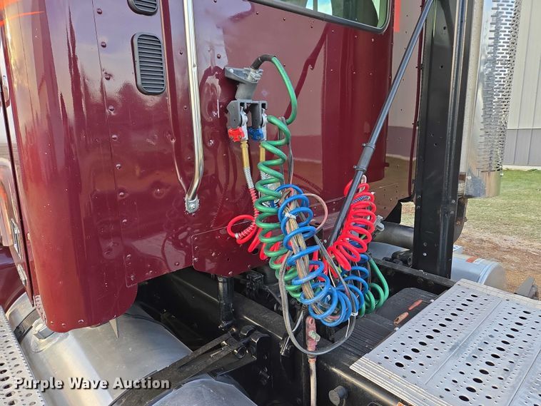 image for item DP8916 2006 Freightliner Columbia semi truck