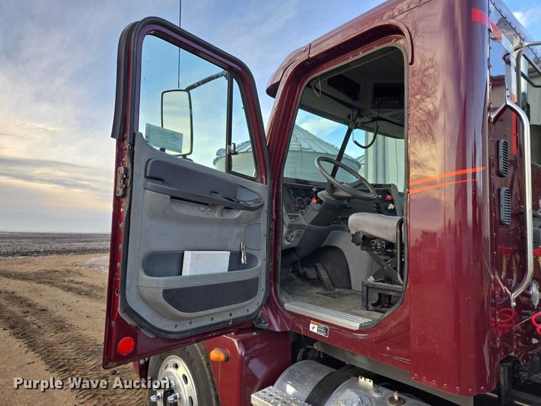 image for item DP8916 2006 Freightliner Columbia semi truck