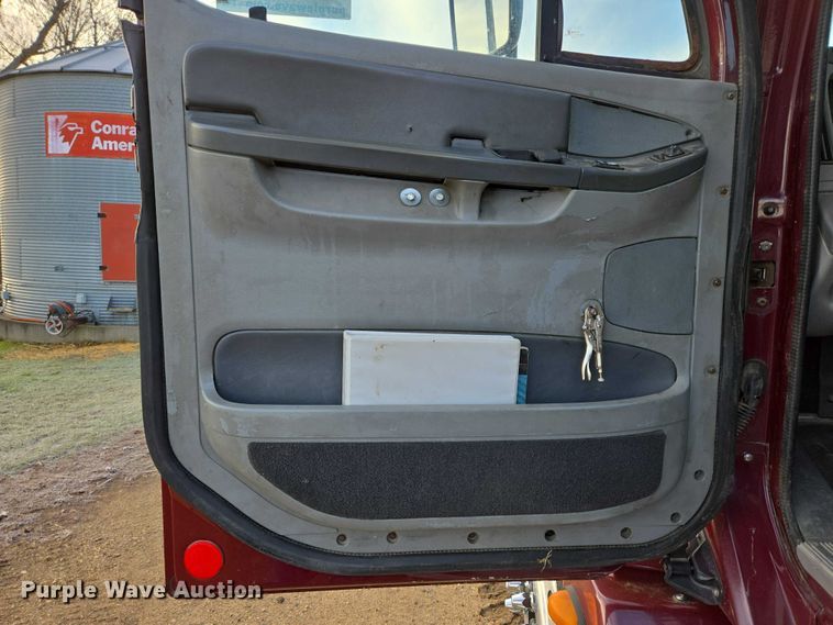 image for item DP8916 2006 Freightliner Columbia semi truck