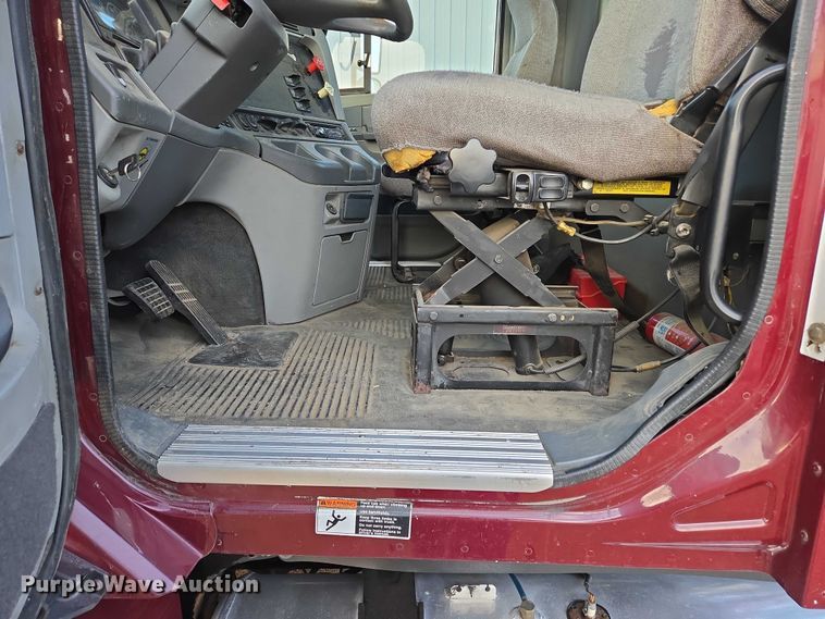 image for item DP8916 2006 Freightliner Columbia semi truck