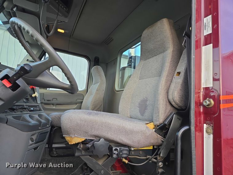 image for item DP8916 2006 Freightliner Columbia semi truck