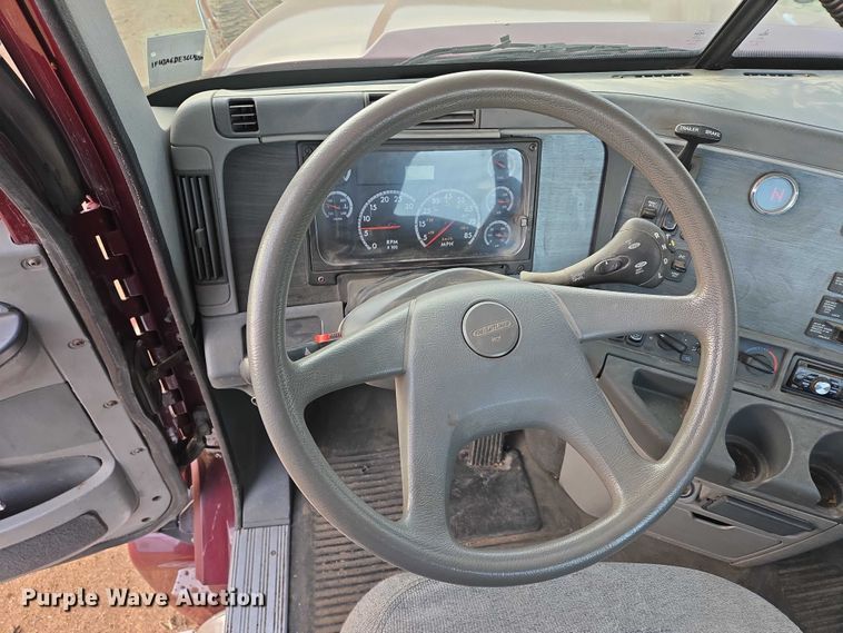 image for item DP8916 2006 Freightliner Columbia semi truck