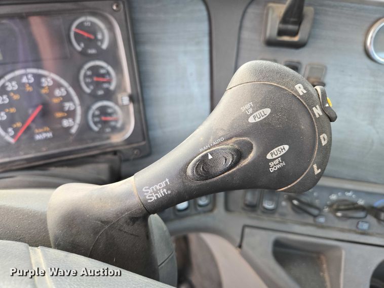 image for item DP8916 2006 Freightliner Columbia semi truck