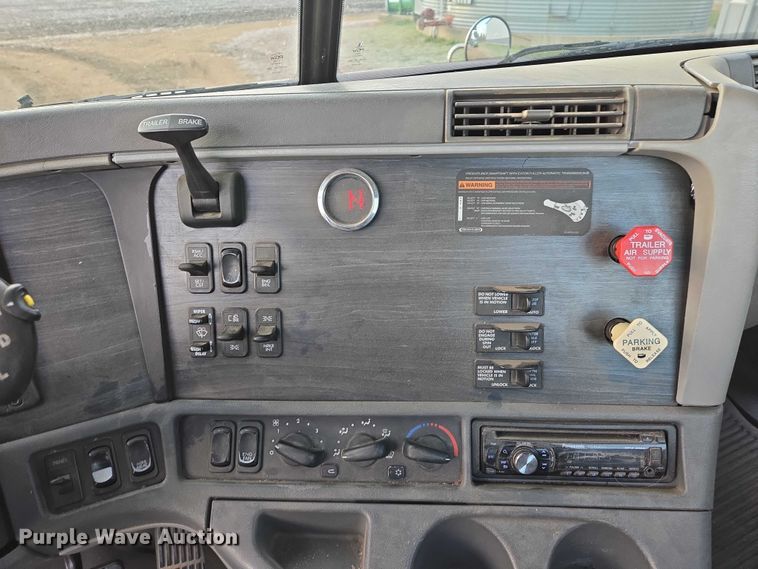 image for item DP8916 2006 Freightliner Columbia semi truck