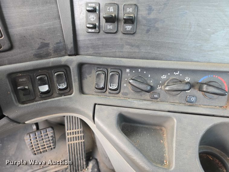 image for item DP8916 2006 Freightliner Columbia semi truck