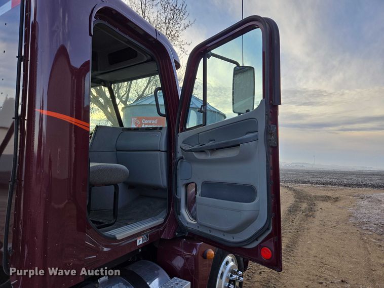 image for item DP8916 2006 Freightliner Columbia semi truck