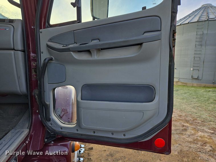 image for item DP8916 2006 Freightliner Columbia semi truck