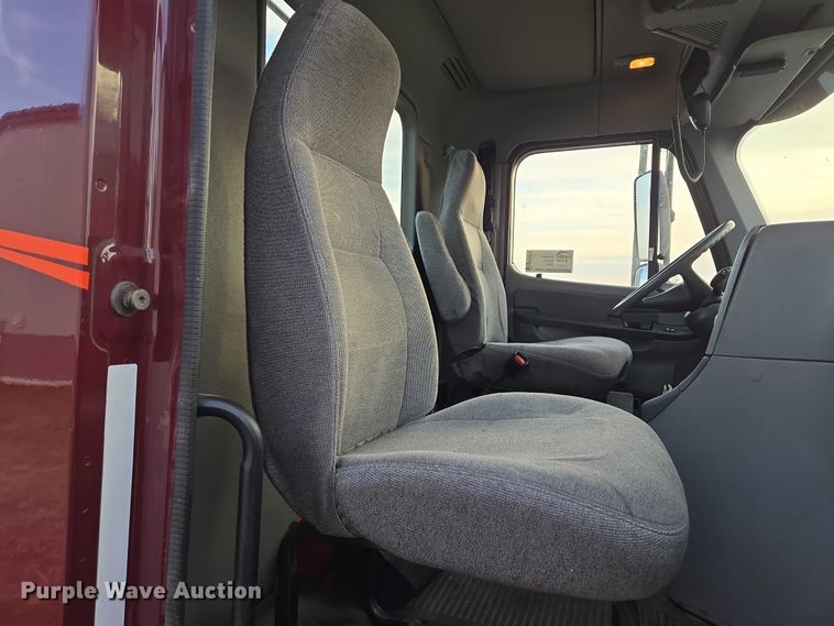 image for item DP8916 2006 Freightliner Columbia semi truck