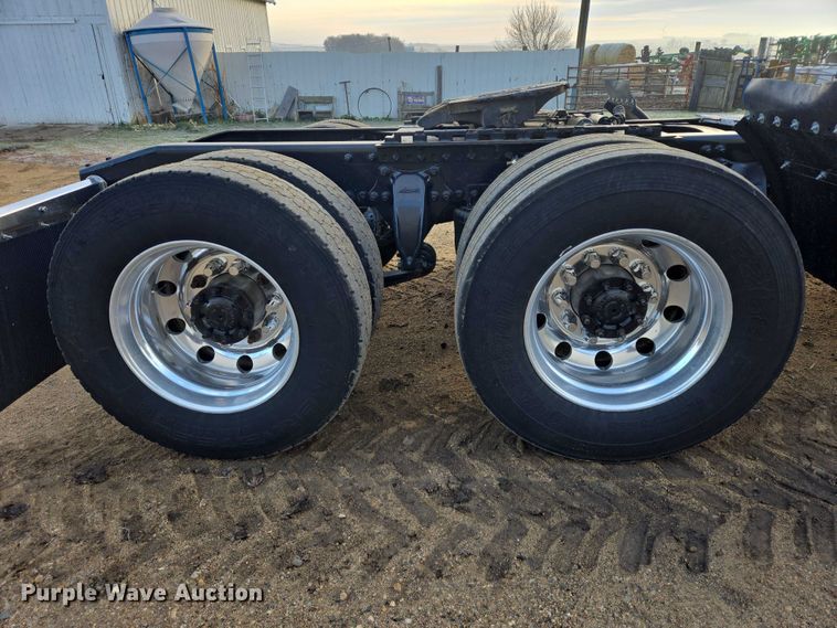 image for item DP8916 2006 Freightliner Columbia semi truck