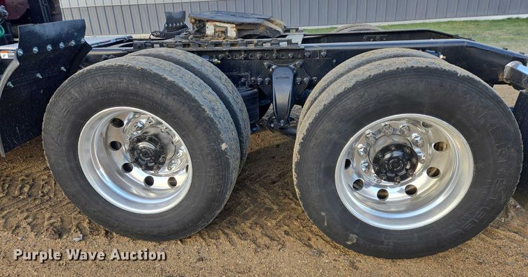 image for item DP8916 2006 Freightliner Columbia semi truck