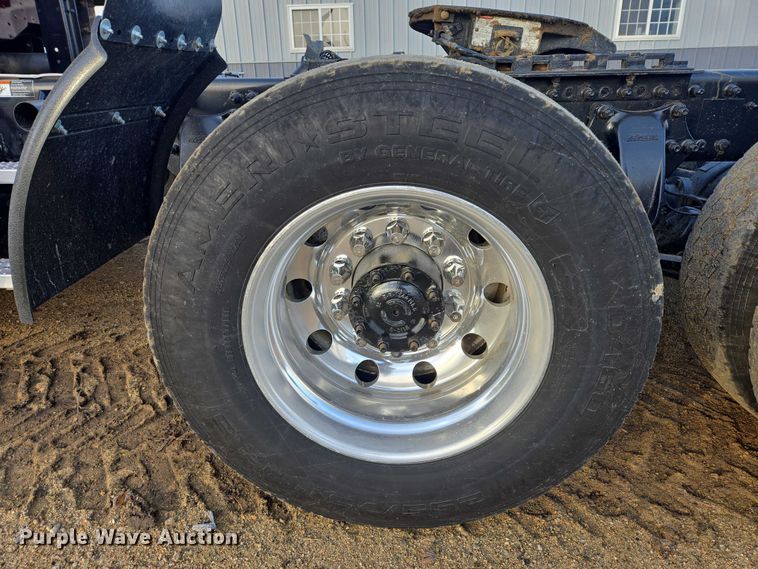 image for item DP8916 2006 Freightliner Columbia semi truck