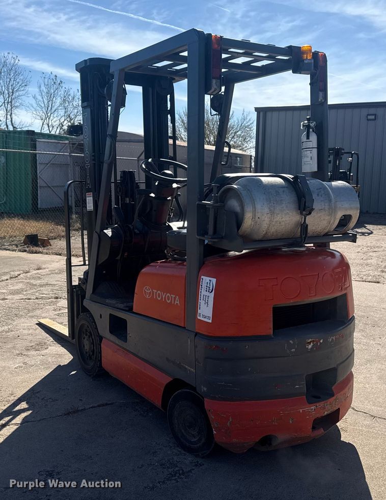 image for item DQ4123 1999 Toyota 42-6FGCU15 forklift