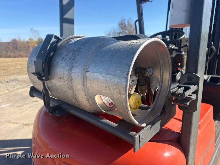 image for item DQ4123 1999 Toyota 42-6FGCU15 forklift