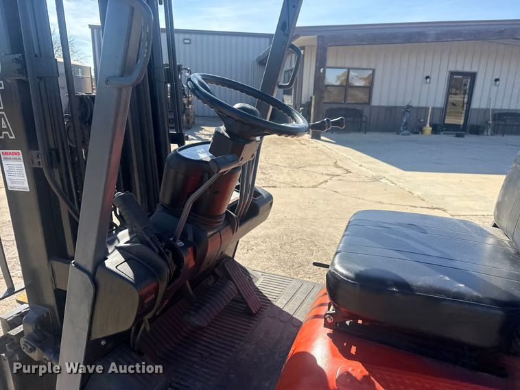 image for item DQ4123 1999 Toyota 42-6FGCU15 forklift