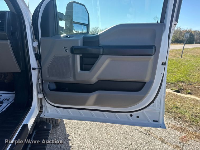 image for item DQ4134 2019 Ford F550 Super Duty XL truck cab and chassis