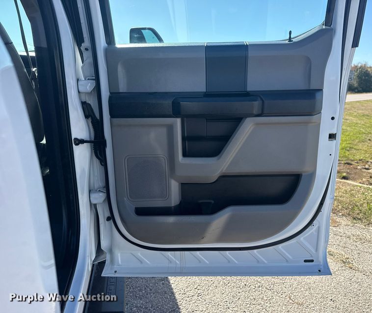 image for item DQ4134 2019 Ford F550 Super Duty XL truck cab and chassis