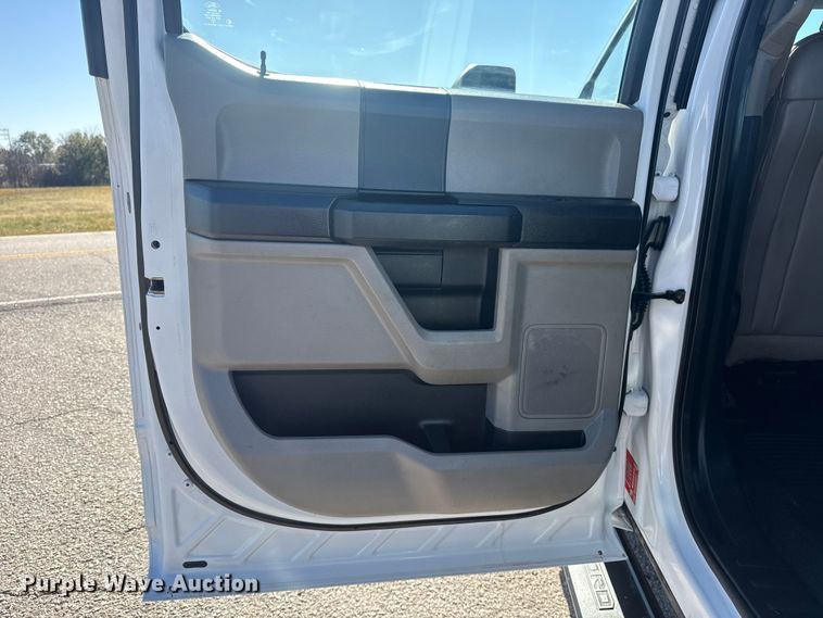 image for item DQ4134 2019 Ford F550 Super Duty XL truck cab and chassis