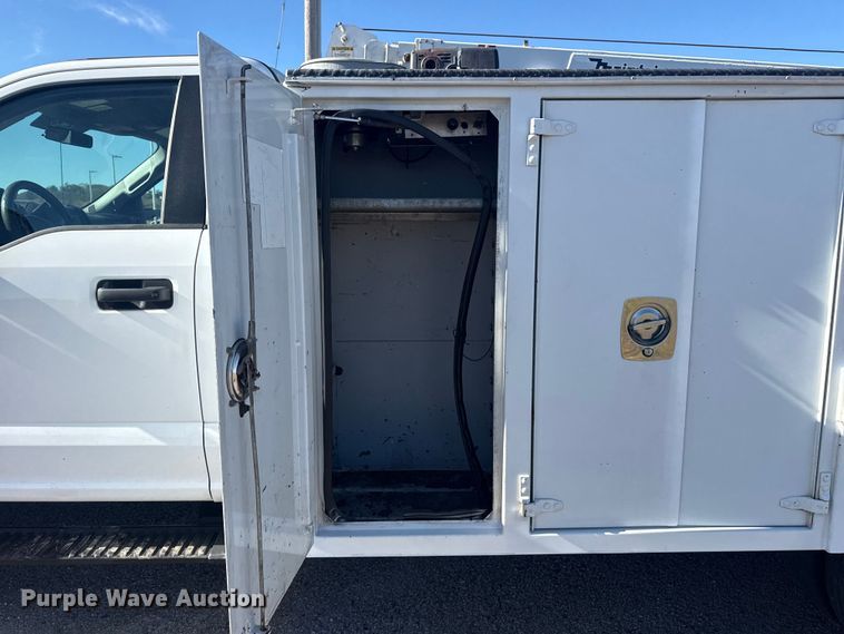 image for item DQ4135 2017 Ford F550 utility / service truck