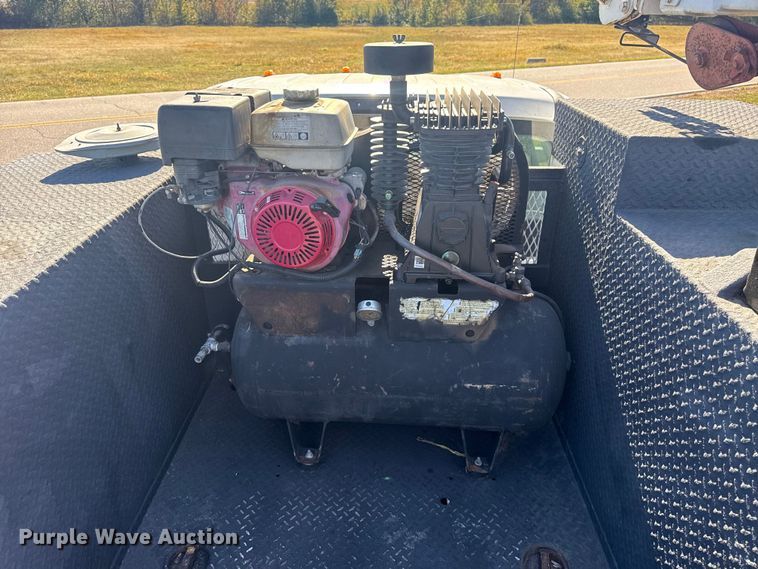 image for item DQ4135 2017 Ford F550 utility / service truck