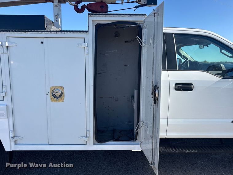 image for item DQ4135 2017 Ford F550 utility / service truck