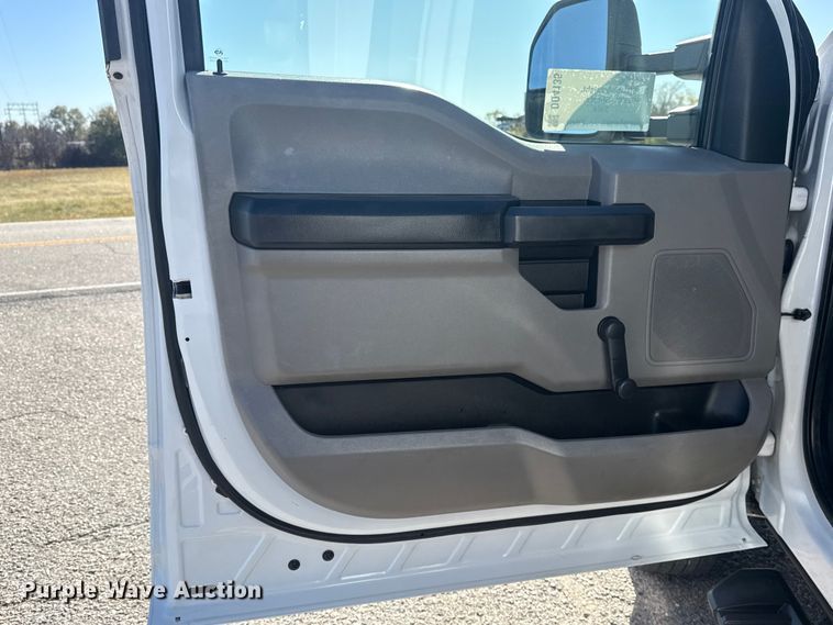 image for item DQ4135 2017 Ford F550 utility / service truck