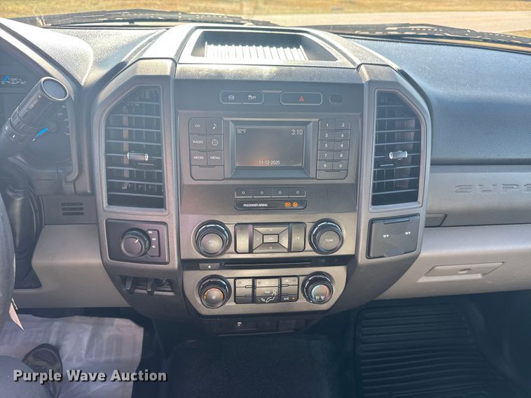 image for item DQ4135 2017 Ford F550 utility / service truck