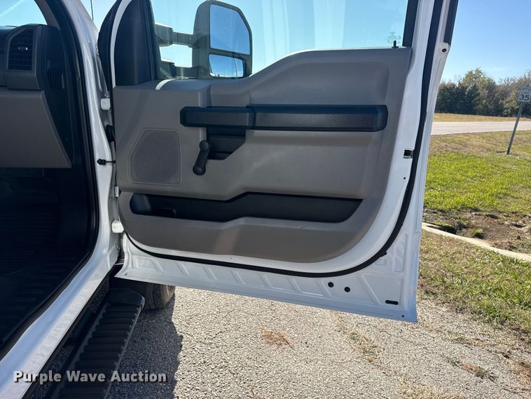 image for item DQ4135 2017 Ford F550 utility / service truck