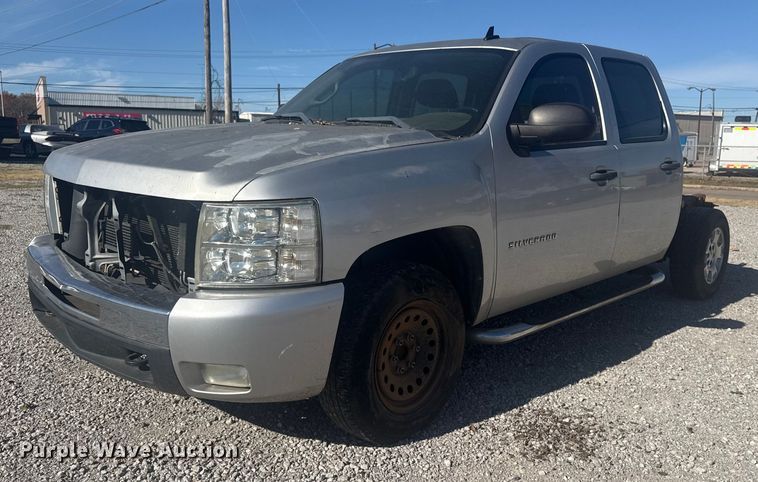 image for item DQ4149 2011 Chevrolet Silverado 1500 Crew Cab truck cab and chassis