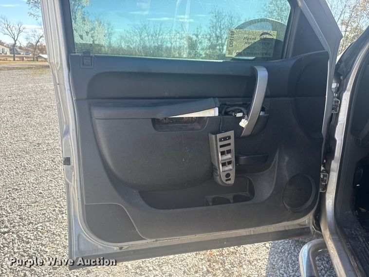 image for item DQ4149 2011 Chevrolet Silverado 1500 Crew Cab truck cab and chassis