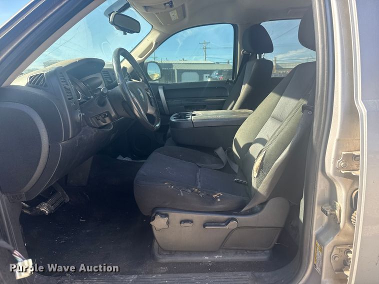 image for item DQ4149 2011 Chevrolet Silverado 1500 Crew Cab truck cab and chassis