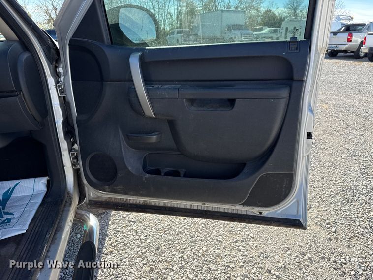 image for item DQ4149 2011 Chevrolet Silverado 1500 Crew Cab truck cab and chassis