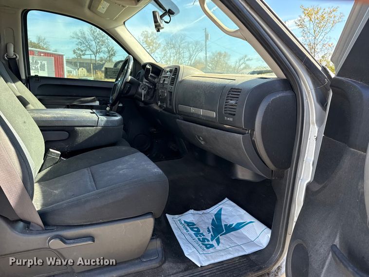 image for item DQ4149 2011 Chevrolet Silverado 1500 Crew Cab truck cab and chassis