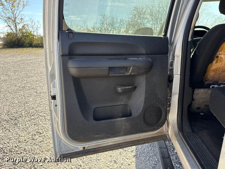 image for item DQ4149 2011 Chevrolet Silverado 1500 Crew Cab truck cab and chassis