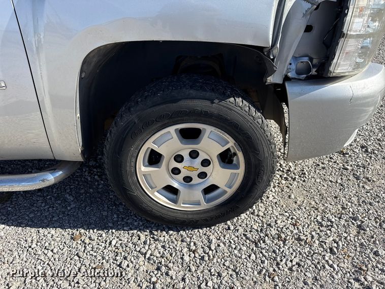 image for item DQ4149 2011 Chevrolet Silverado 1500 Crew Cab truck cab and chassis