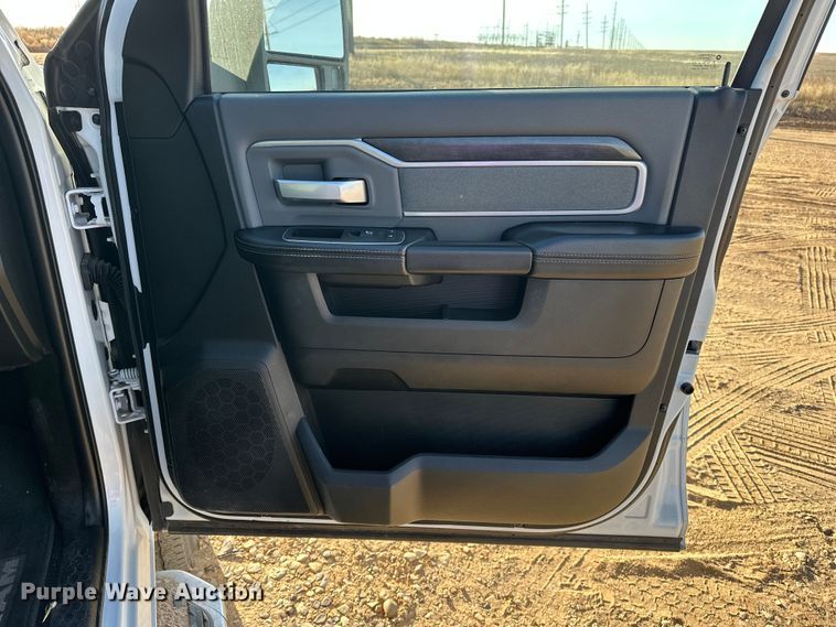image for item DQ7717 2023 RAM 2500 Crew Cab pickup truck