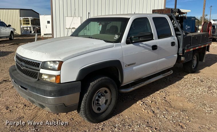 image for item DQ7718 2006 Chevrolet Silverado 2500HD Crew Cab flatbed pickup truck