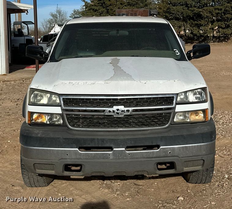 image for item DQ7718 2006 Chevrolet Silverado 2500HD Crew Cab flatbed pickup truck