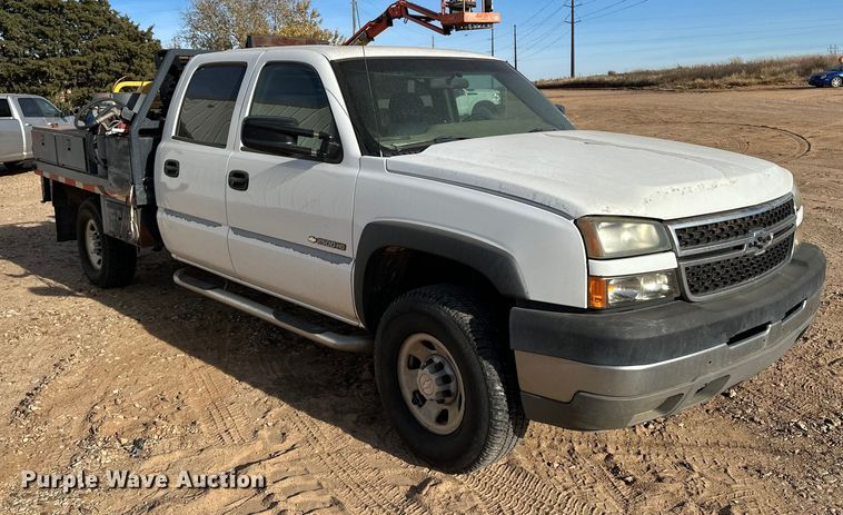 image for item DQ7718 2006 Chevrolet Silverado 2500HD Crew Cab flatbed pickup truck