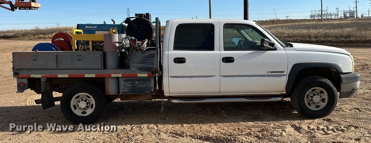 image for item DQ7718 2006 Chevrolet Silverado 2500HD Crew Cab flatbed pickup truck