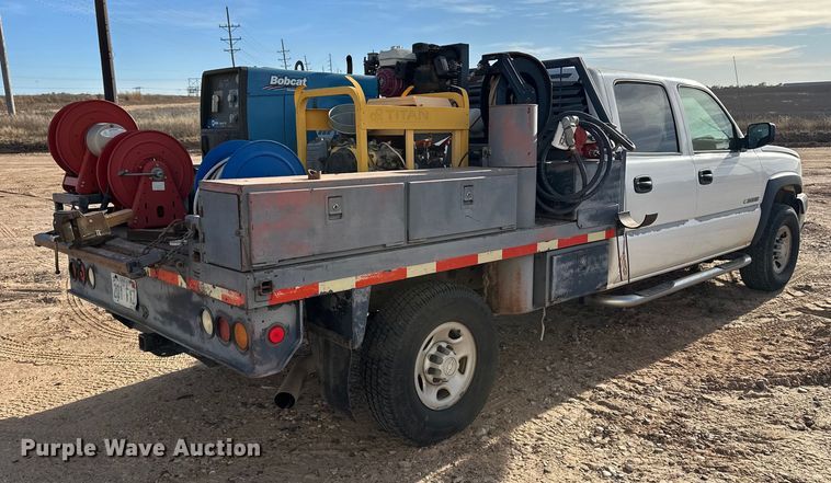 image for item DQ7718 2006 Chevrolet Silverado 2500HD Crew Cab flatbed pickup truck