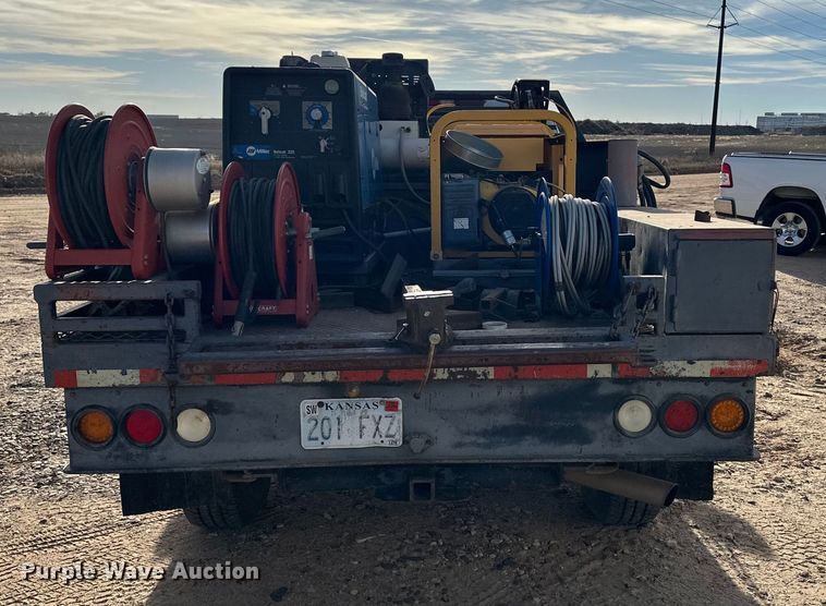 image for item DQ7718 2006 Chevrolet Silverado 2500HD Crew Cab flatbed pickup truck