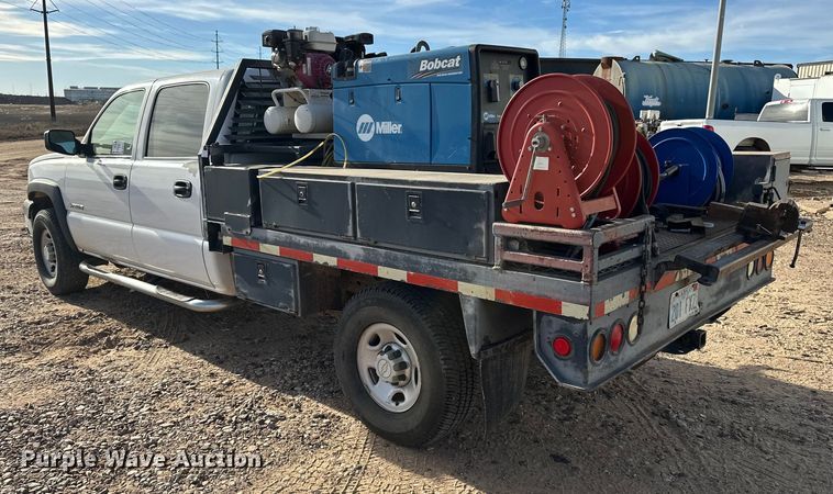 image for item DQ7718 2006 Chevrolet Silverado 2500HD Crew Cab flatbed pickup truck