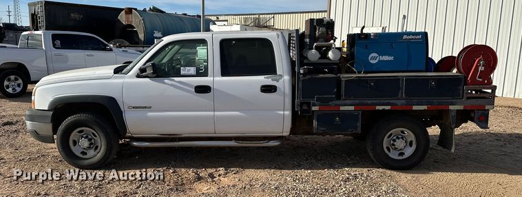 image for item DQ7718 2006 Chevrolet Silverado 2500HD Crew Cab flatbed pickup truck
