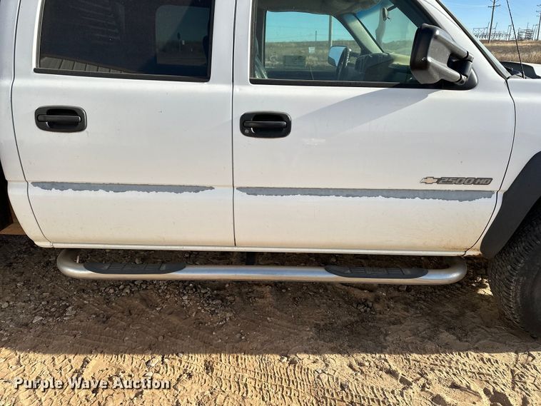 image for item DQ7718 2006 Chevrolet Silverado 2500HD Crew Cab flatbed pickup truck