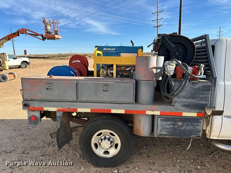 image for item DQ7718 2006 Chevrolet Silverado 2500HD Crew Cab flatbed pickup truck