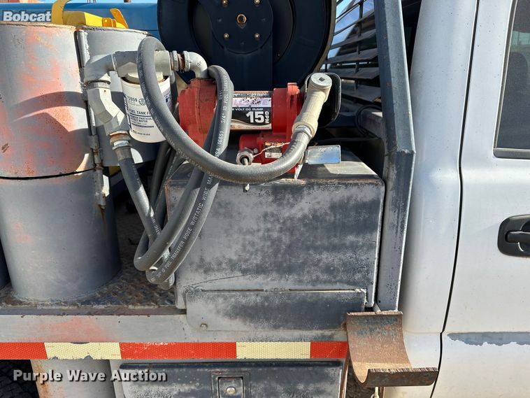 image for item DQ7718 2006 Chevrolet Silverado 2500HD Crew Cab flatbed pickup truck