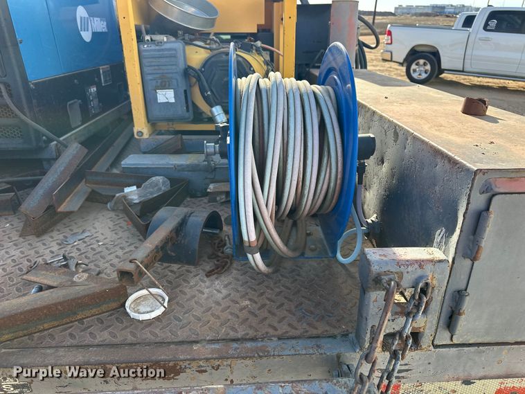 image for item DQ7718 2006 Chevrolet Silverado 2500HD Crew Cab flatbed pickup truck