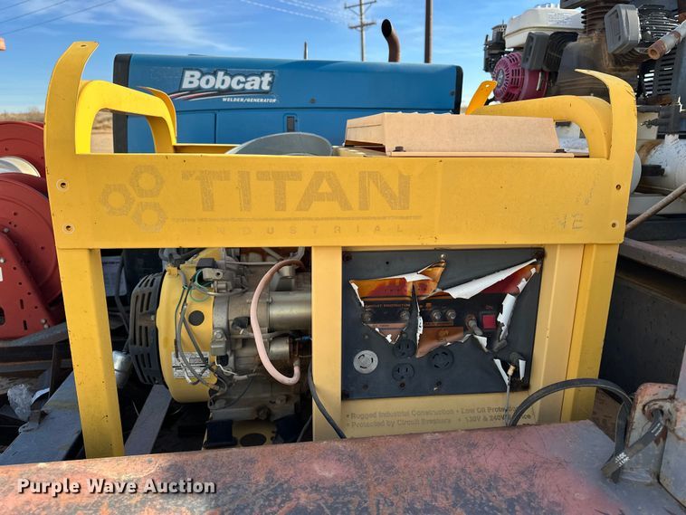 image for item DQ7718 2006 Chevrolet Silverado 2500HD Crew Cab flatbed pickup truck